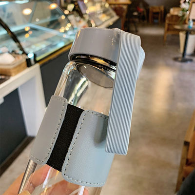 Bottiglia d' acqua in vetro borosilicato personalizzata da 480 ml con manica in pelle e infusore per tè