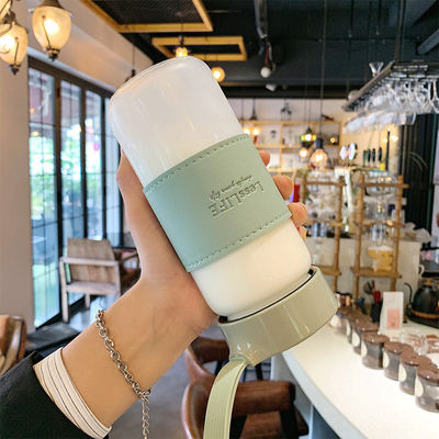 Bottiglia d' acqua in vetro borosilicato personalizzata da 480 ml con manica in pelle e infusore per tè