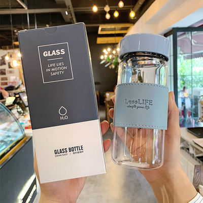 Bottiglia d' acqua in vetro borosilicato personalizzata da 480 ml con manica in pelle e infusore per tè