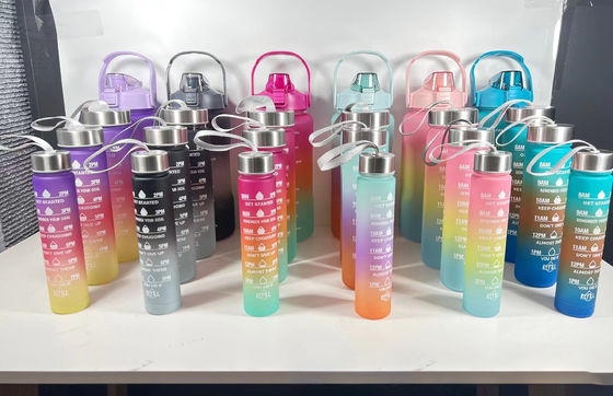 Capo in PP di qualità alimentare 4 pcs Bottiglie di plastica per sport con paglia e adesivi per fitness in palestra