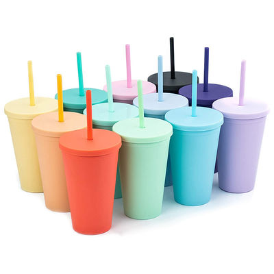 Tazze di plastica a doppia parete color acrilico nero matt con coperchio e paglia