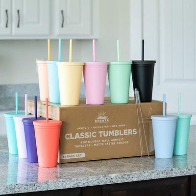 Tazze di plastica a doppia parete color acrilico nero matt con coperchio e paglia