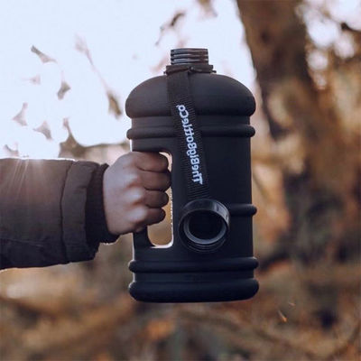 Rimanete idratati in movimento con la nostra bottiglia di acqua da mezzo gallone da 2,2 litri senza BPA e di qualità alimentare