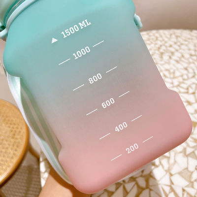 Back to School Essential Isolata Bottiglia d'acqua a bocca larga con orologio e paglia