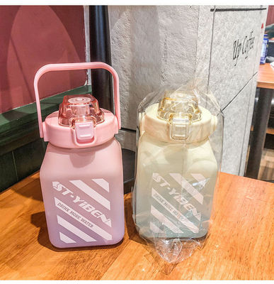 Back to School Essential Isolata Bottiglia d'acqua a bocca larga con orologio e paglia