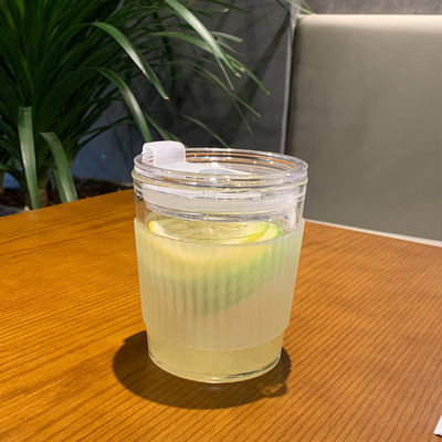 Tazze da caffè portatili femminile condurre latte freddo bicchiere di tè con manico e coperchio di paglia