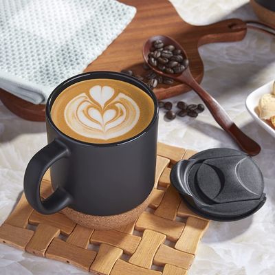 Grande tazza da caffè con maniglia in stile minimalista