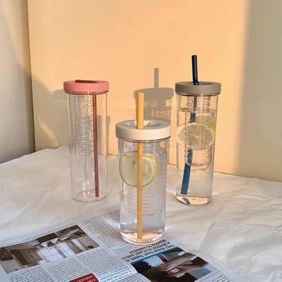 Sport all'aria aperta: un prodotto indispensabile Bottiglia d'acqua di plastica di qualità alimentare con cinghie di paglia e altro