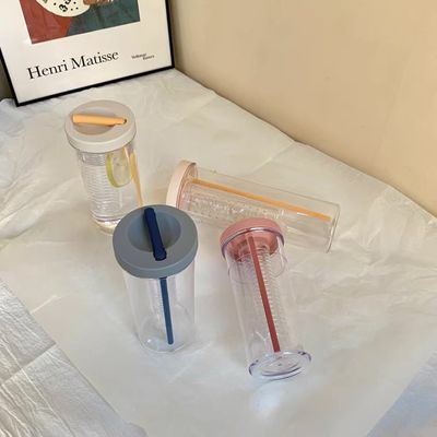 Sport all'aria aperta: un prodotto indispensabile Bottiglia d'acqua di plastica di qualità alimentare con cinghie di paglia e altro