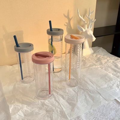 Sport all'aria aperta: un prodotto indispensabile Bottiglia d'acqua di plastica di qualità alimentare con cinghie di paglia e altro