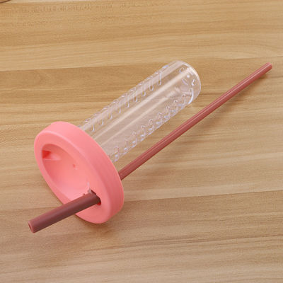 Sport all'aria aperta: un prodotto indispensabile Bottiglia d'acqua di plastica di qualità alimentare con cinghie di paglia e altro
