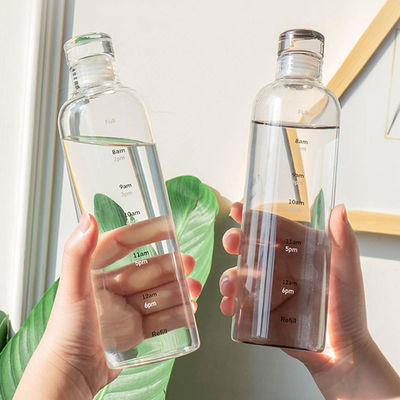 Stile di design minimalista 500 ml bottiglia d'acqua in vetro borosilicato senza BPA con marcatore dell'ora