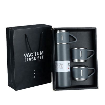 Viaggia con stile con questo set di bottiglie d'acqua a doppio muro in acciaio inossidabile